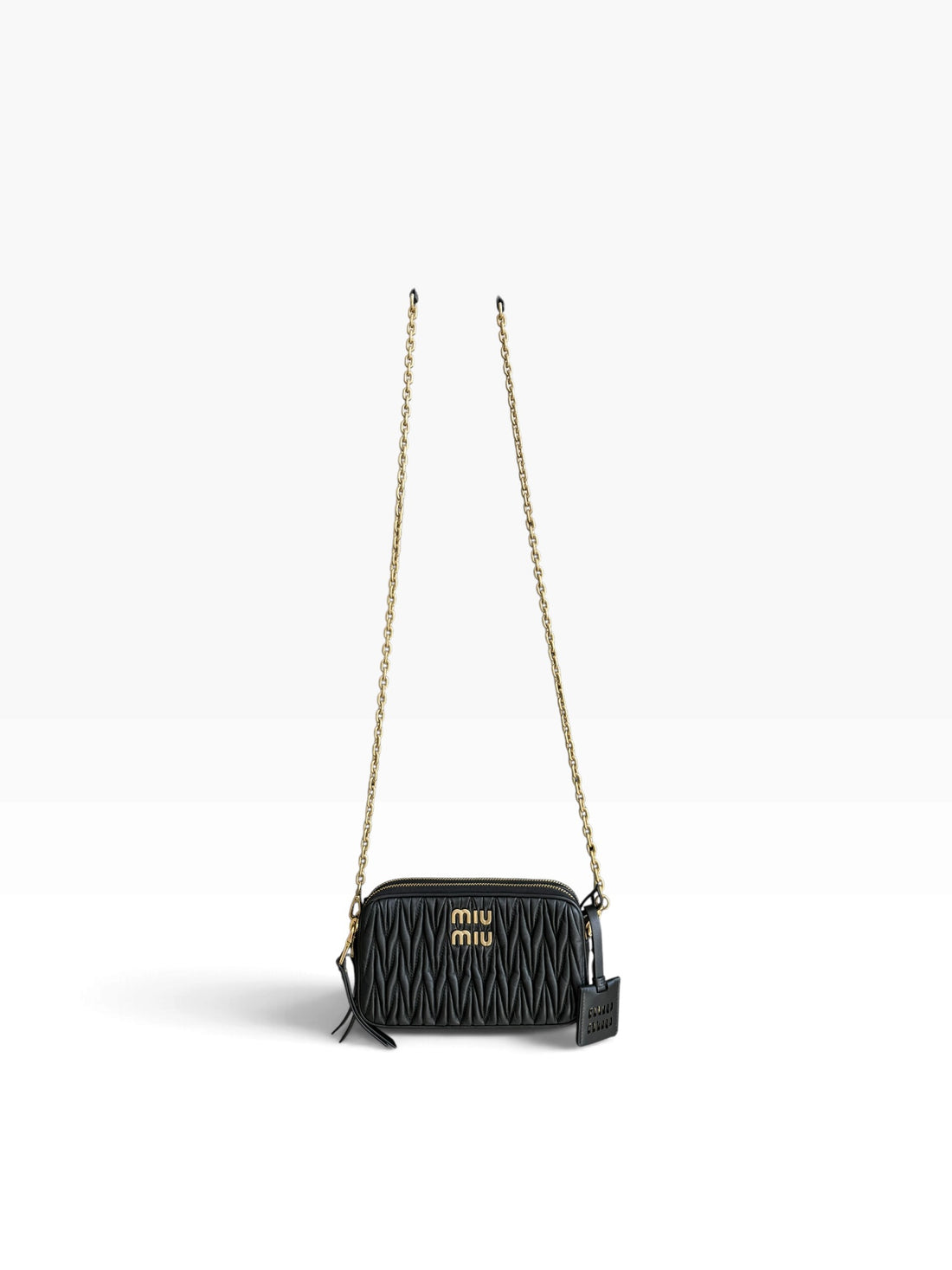 MIU MIU Matelassé-Nappaleder-Schultertasche mit der charakteristischer Steppung und goldfarbenem Logo.