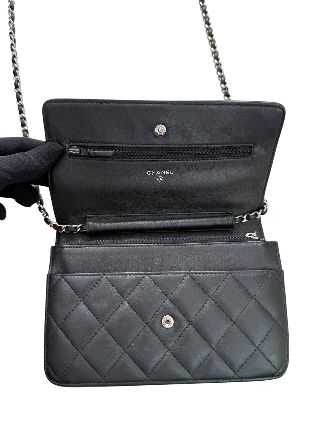 CHANEL WOC Wallet on Chain aus schwarzem Lammleder und silberfarbener Hardware.