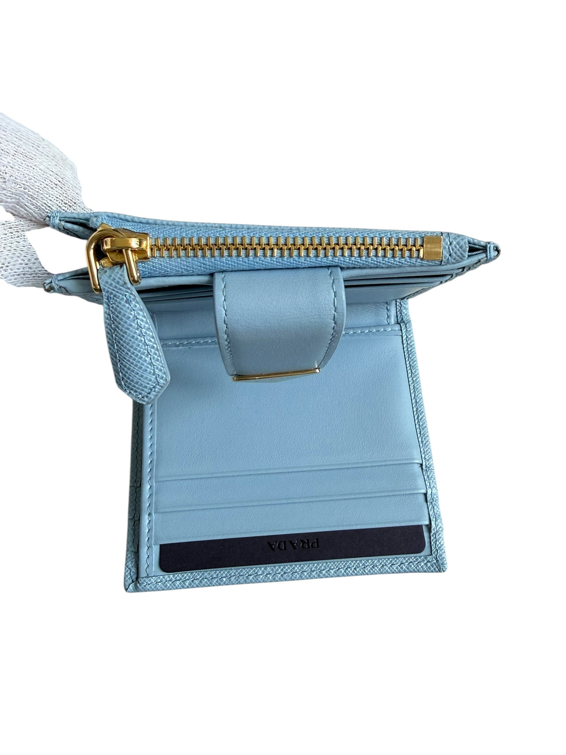 PRADA Geldbörse/ Kartenetui. Dieses hellblaue Prada Kartenetui / Geldbörse aus astralblauem Saffiano-Leder