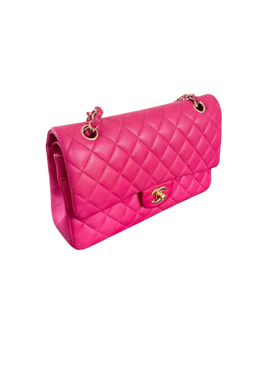 CHANEL Medium Classic Double Flap Bag aus Lammleder und goldfarbener Hardware.
