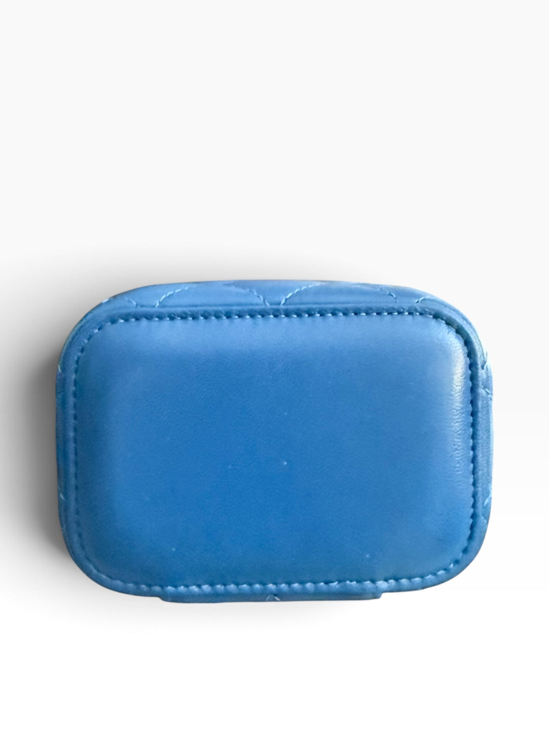 CHANEL Pearl Crush Mini Vanity Bag mit verstellbarer Kette in der Farbe Blau.