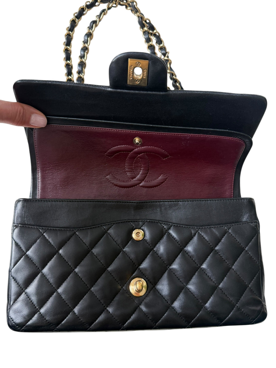 Chanel Medium Classic Double Flap Bag aus schwarzem Lammleder und goldfarbener Hardware.