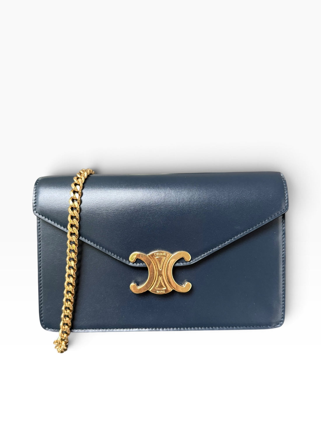 Portefeuille CELINE Wallet on Chain Margo couleur bleu marine avec chaîne d'épaule amovible.