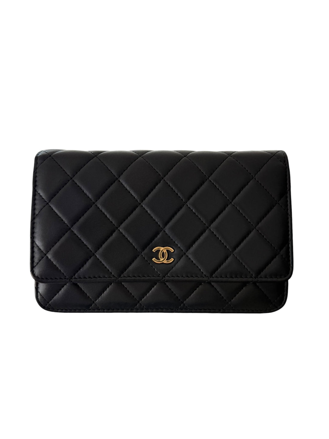 CHANEL WOC Wallet on Chain aus schwarzem Lammleder und goldfarbener Hardware.