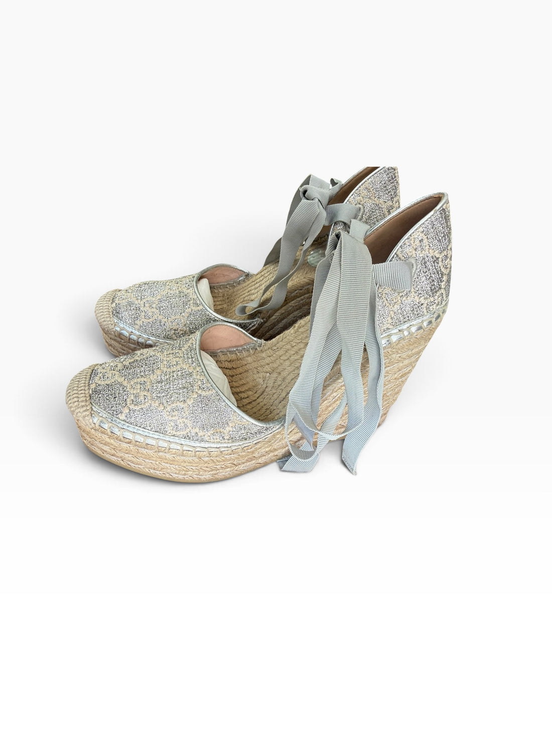Gucci Lamé GG Monogram Ankle Wrap Platform Espadrille Wedges in der Farbe Silber.