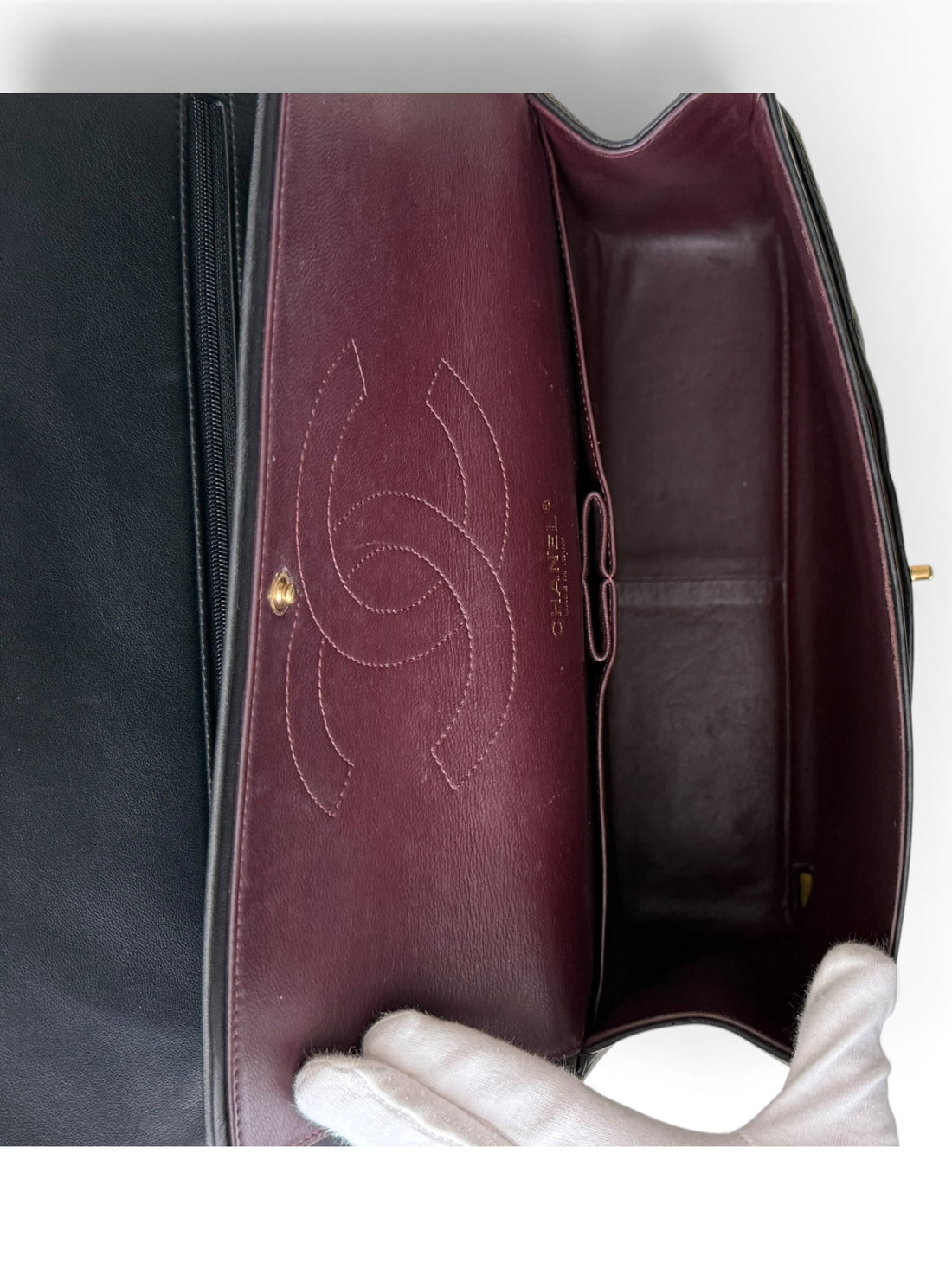 Chanel Classic Timeless Jumbo Double Flap Bag aus schwarzem Lammleder mit goldfarbener Hardware.