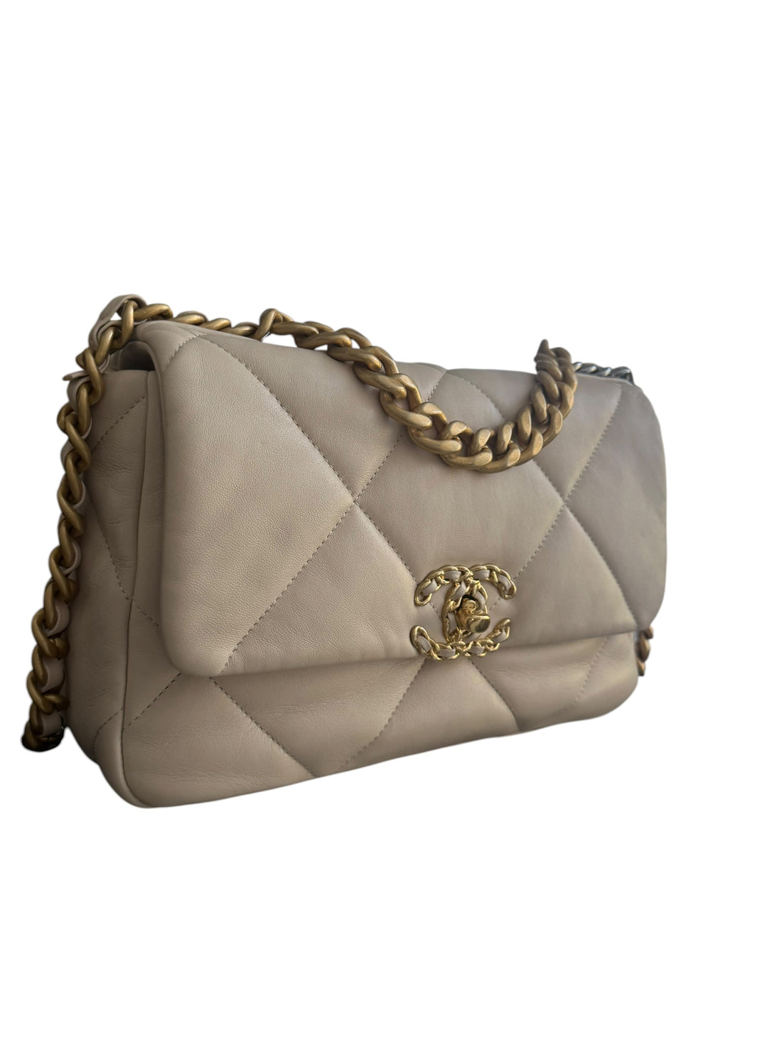 Chanel 19 small in der Farbe light-beige aus weichem Lammleder mit Gold- Silber- Rutheniumfarbenem Metall.