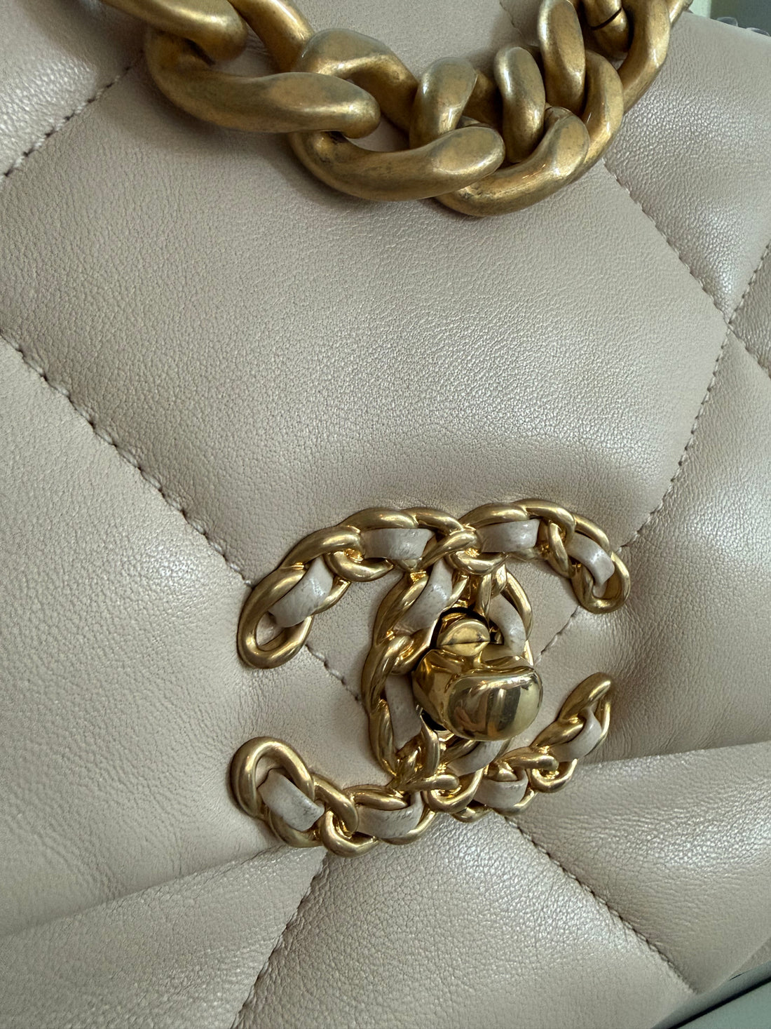 Chanel 19 small in der Farbe light-beige aus weichem Lammleder mit Gold- Silber- Rutheniumfarbenem Metall.