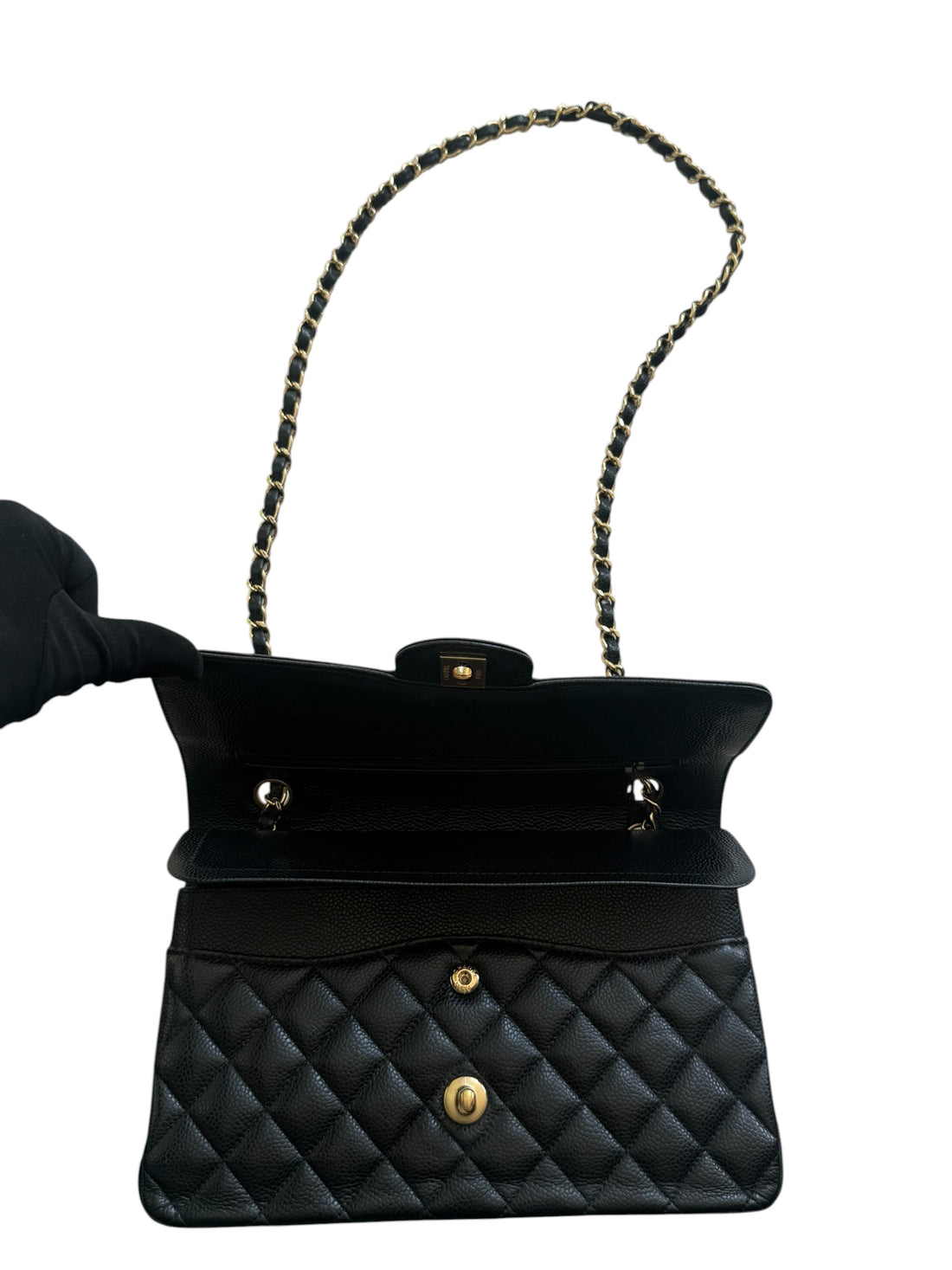 CHANEL Medium Classic Double Flap Bag aus schwarzem Kaviarleder und goldfarbener Hardware. Bordeauxfarbenes Innenfutter