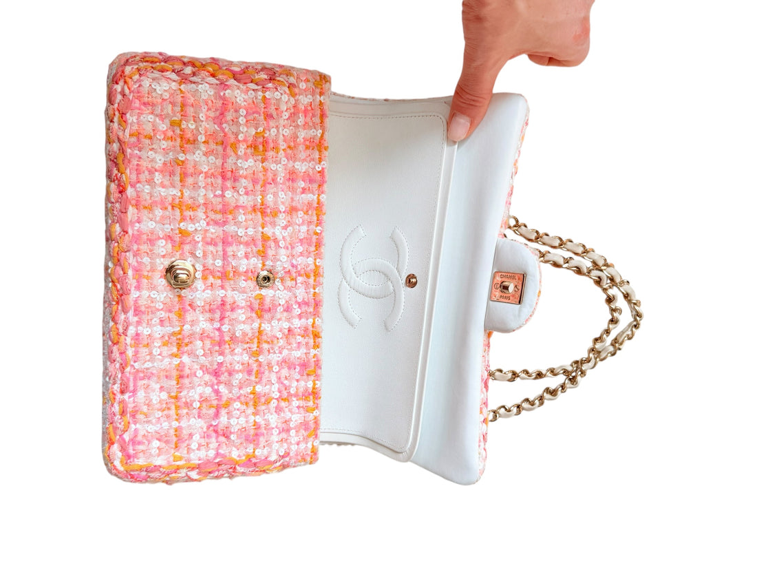 Chanel Timeless Double Flap Bag Medium in den Farben Rosa, Orange, Weiß mit geflochtenen Pailletten in Tweed.