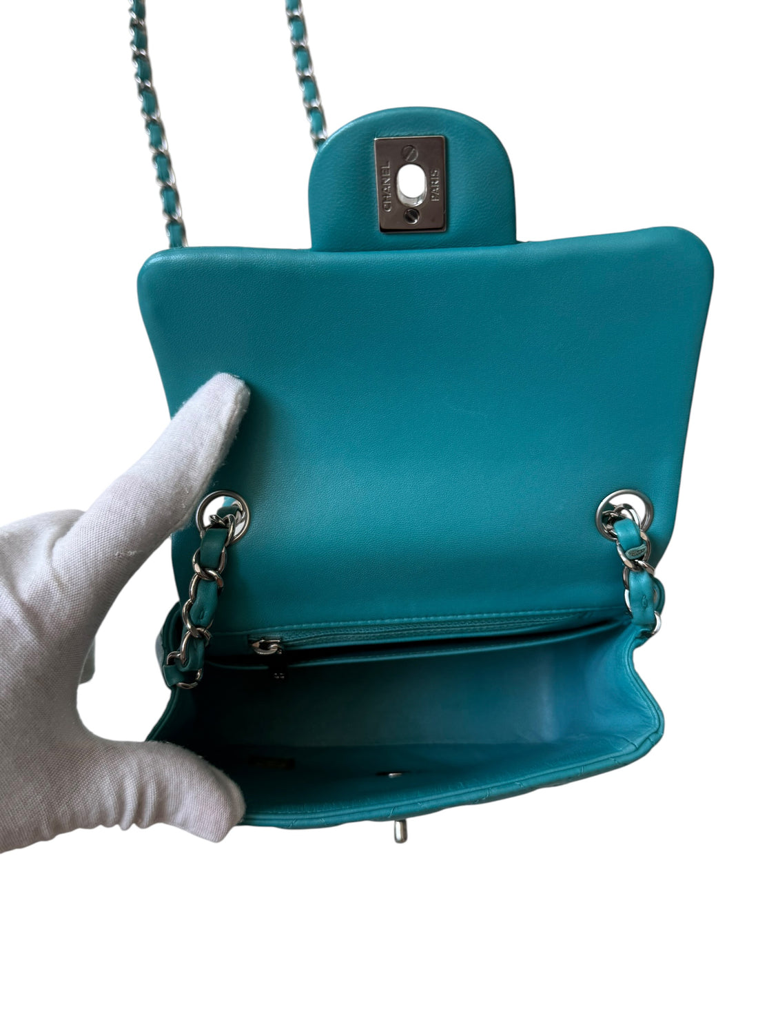 Chanel Classic Flap Bag Square Mini tiffanyblue, Lammleder und silberfarbener Hardware. CC Drehverschluss