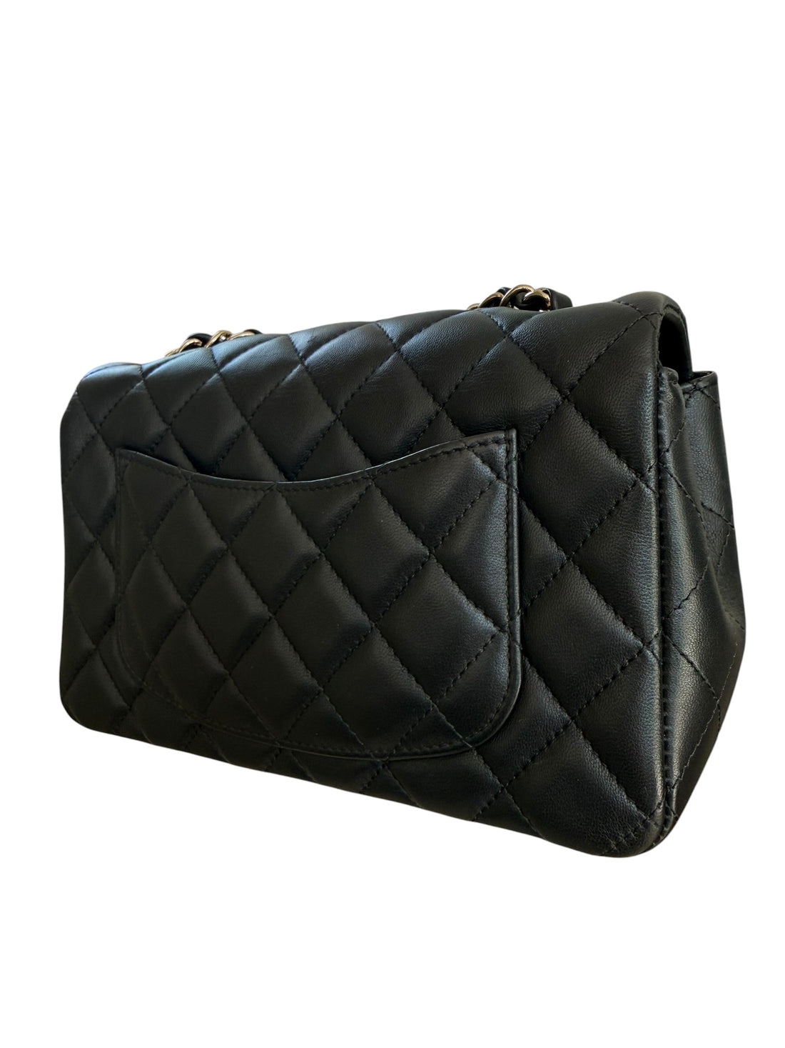 Chanel Mini Rectangular Classic Flap aus schwarzem Lamm-Leder mit light-goldfarbener Hardware ist eine zeitlose Ikone der Modegeschichte