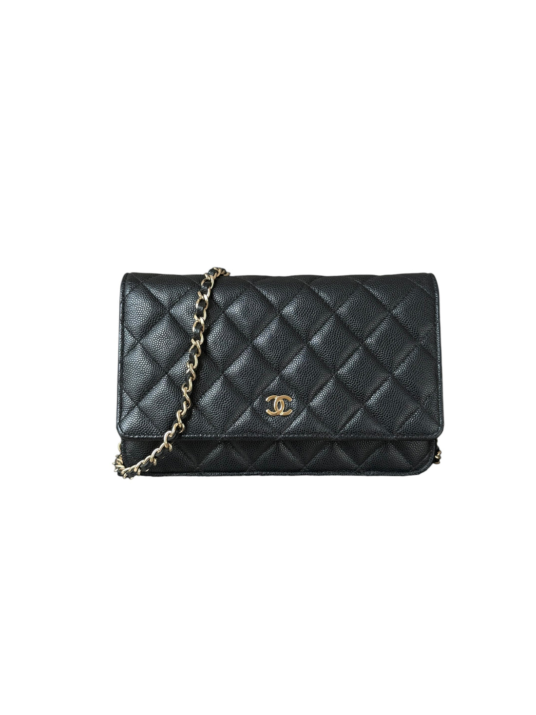 CHANEL WOC Wallet on Chain aus schwarzem genarbtem und glänzendem Kalbsleder und goldfarbener Hardware.