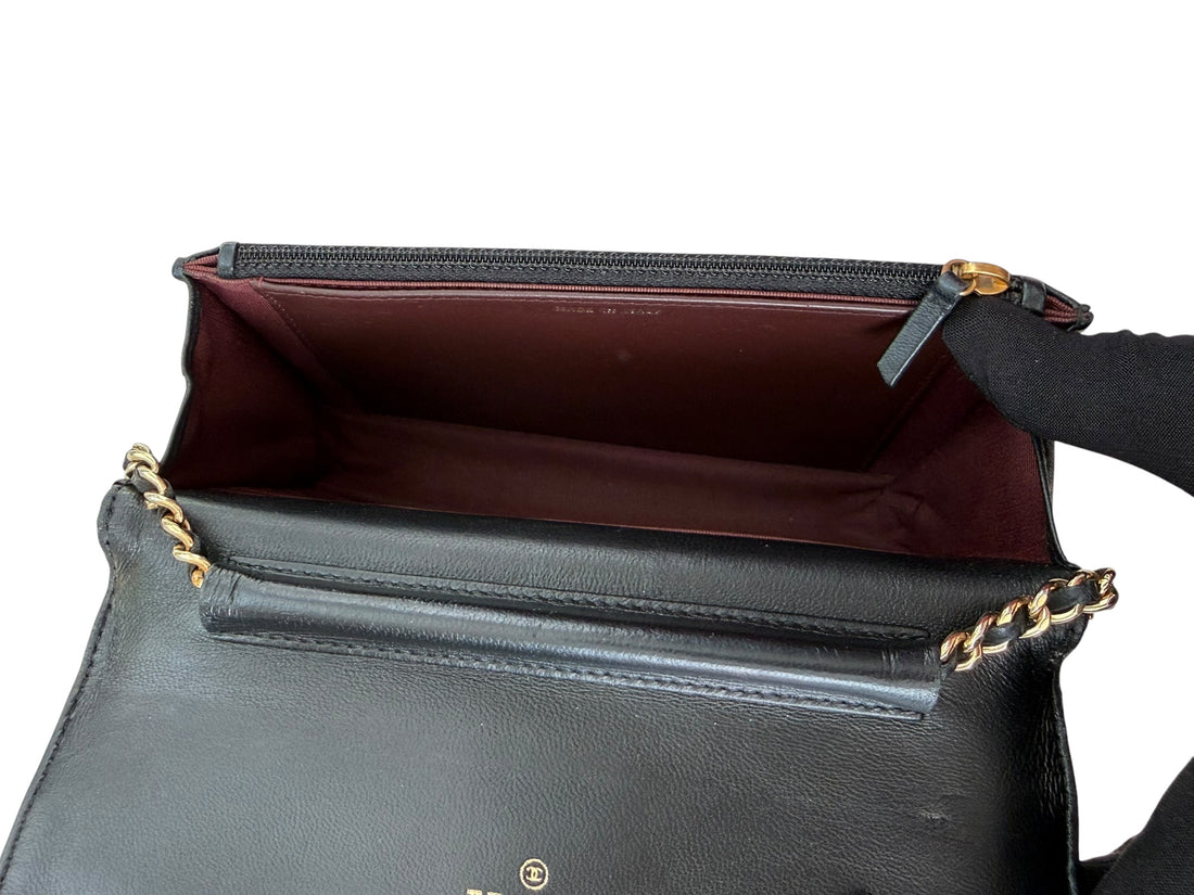 CHANEL WOC Wallet on Chain aus schwarzem Lammleder und goldfarbener Hardware.