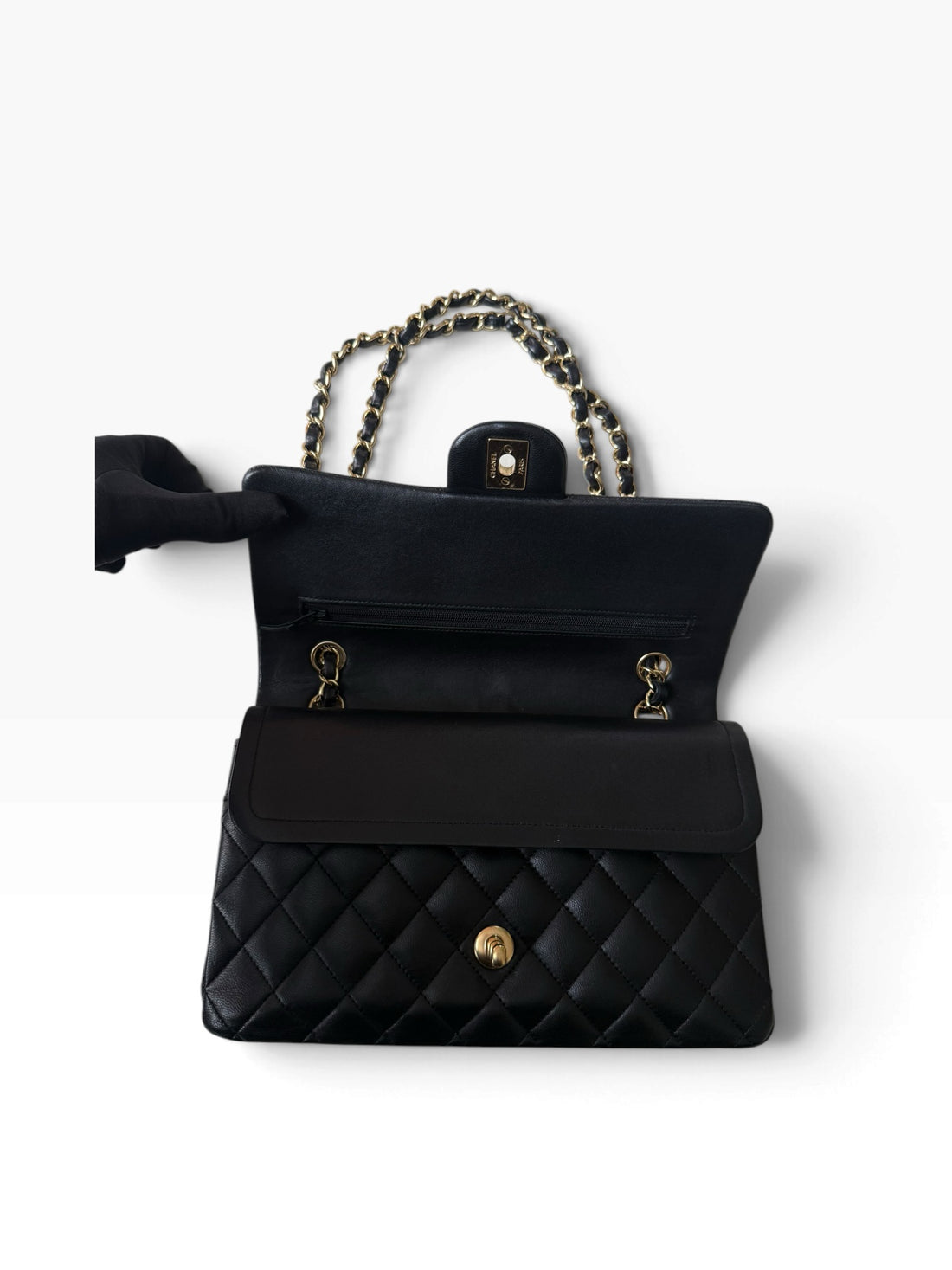 Chanel Medium Classic Double Flap Bag aus schwarzem Lammleder und goldfarbener Hardware