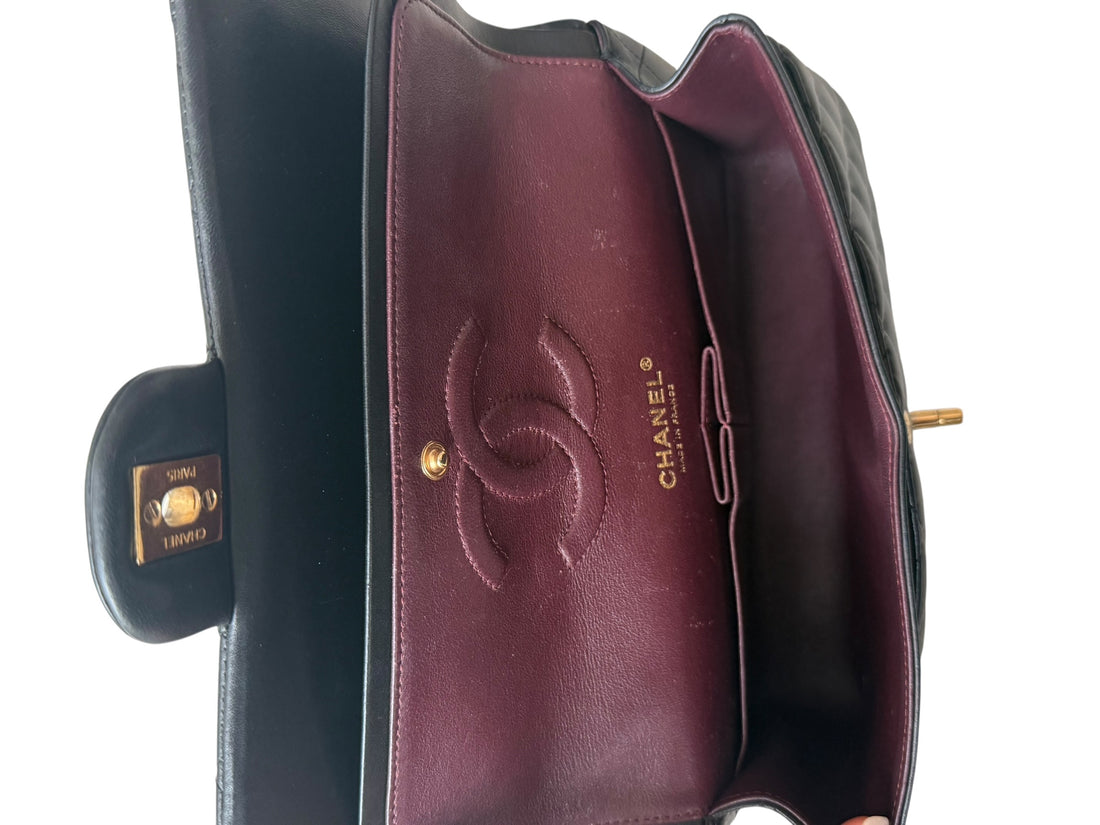 CHANEL Medium Classic Double Flap Bag aus schwarzem Lammleder und goldfarbener Hardware