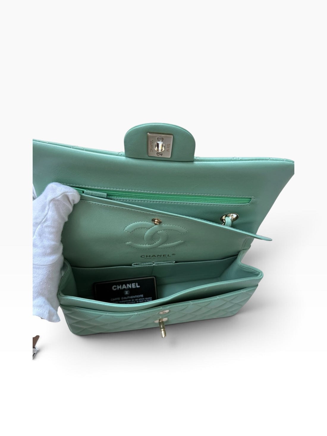 Chanel Classic Timeless Double Flap Bag in small aus weichem Lammleder in der Farbe Pastellgrün/Mintgrün.