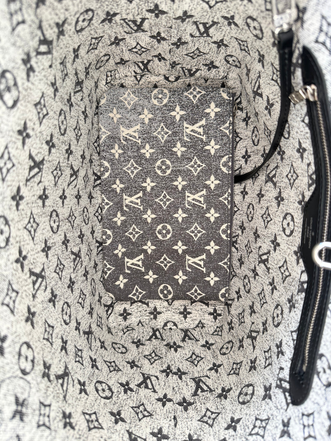 Louis Vuitton Neverfull MM Denim Monogram Jaquard in grau-schwarz