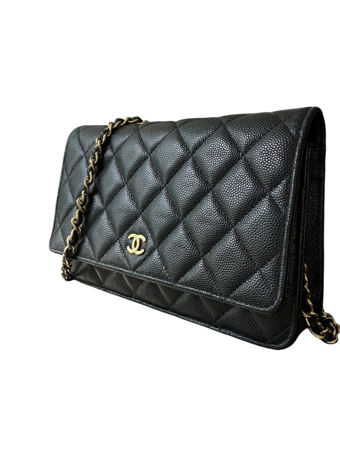 CHANEL WOC Wallet on Chain aus schwarzem genarbtem und glänzendem Kalbsleder und goldfarbener Hardware.