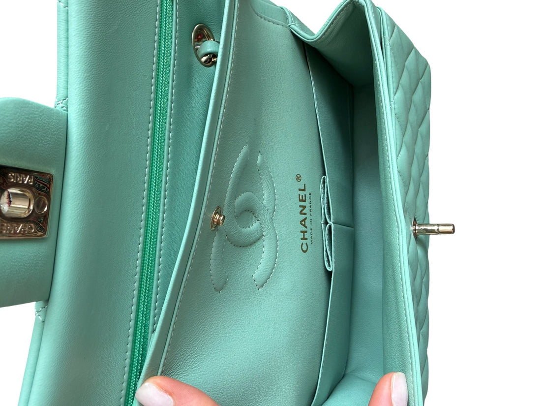 Chanel Classic Timeless Double Flap Bag  aus weichem Lammleder. Farbe: pastellgrün/mintgrün