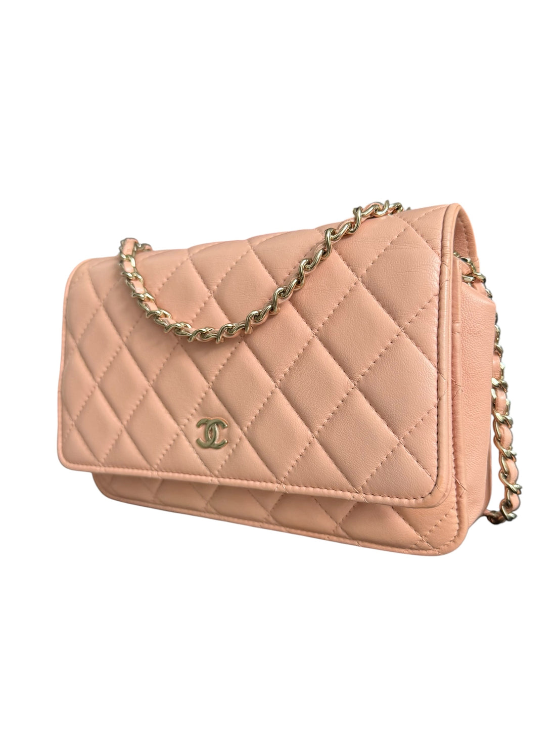 CHANEL WOC Wallet on Chain aus nudefarbenem Lammleder und goldfarbener Hardware.