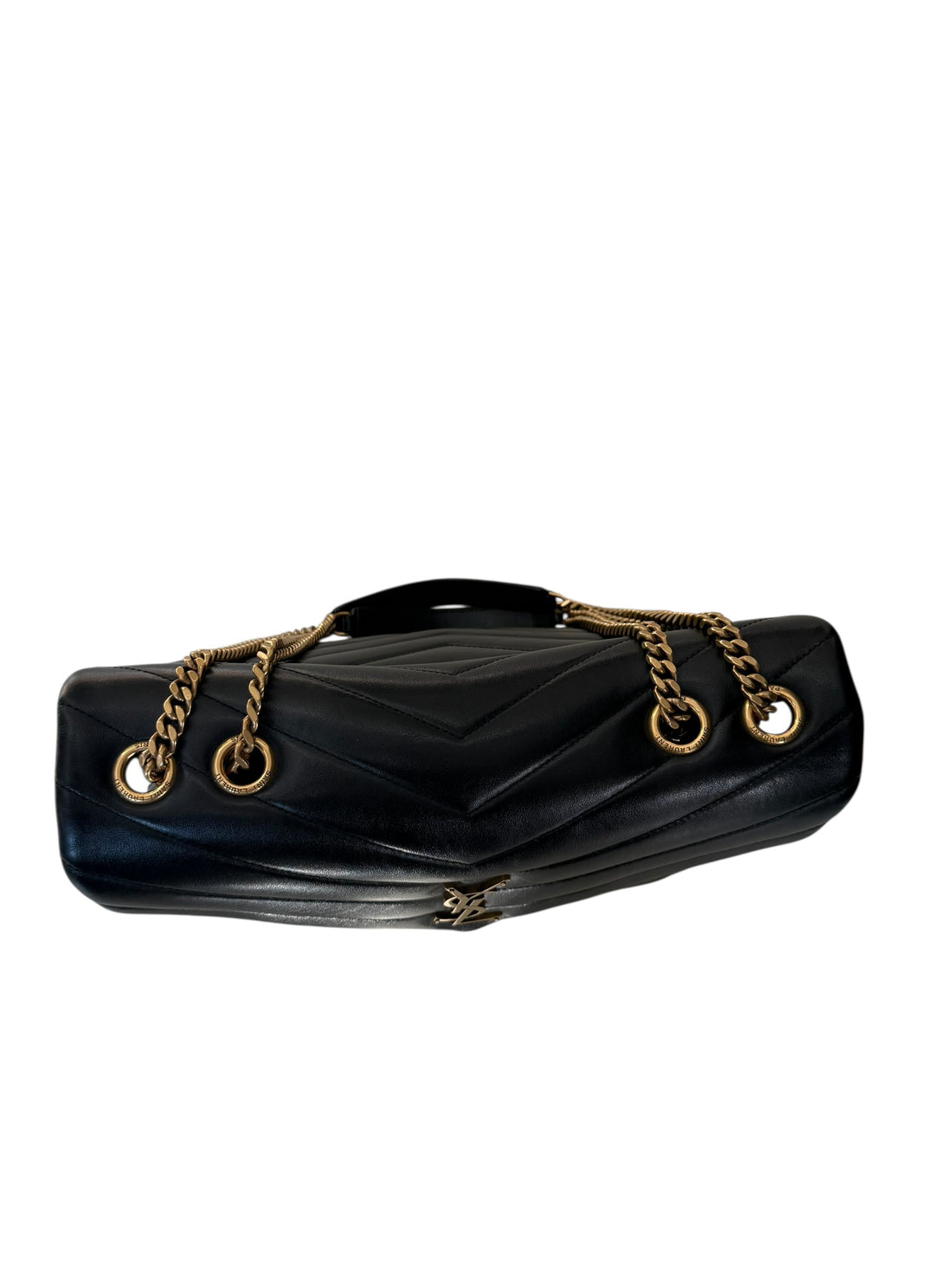 YSL Loulou Medium Tasche aus schwarzem Kalbsleder mit ineinandergreifenden YSL Initialen aus goldfarbenem Metall.