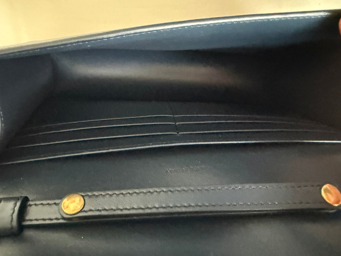 Portefeuille CELINE Wallet on Chain Margo couleur bleu marine avec chaîne d'épaule amovible.