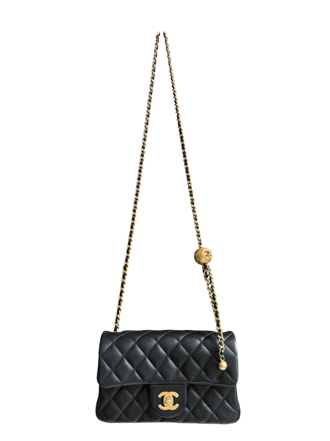 Chanel Pearl Crush Mini Flap Bag ist aus schwarzem Lammleder und zeichnet sich durch goldene Hardware sowie eine verstellbare Kette mit einer ikonischen Perlenkugel aus.