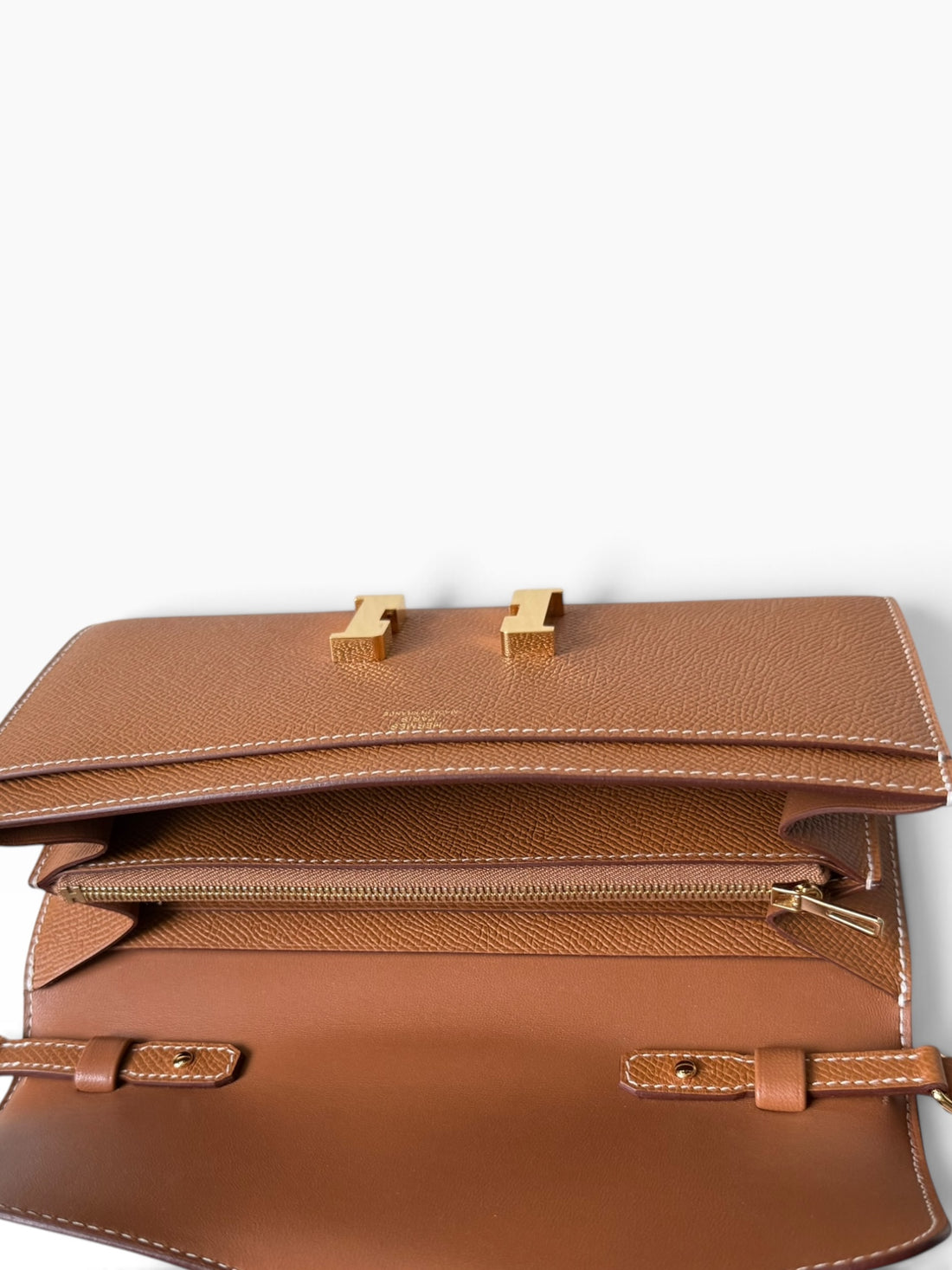 HERMÈS Constance to Go in der Farbe Gold.