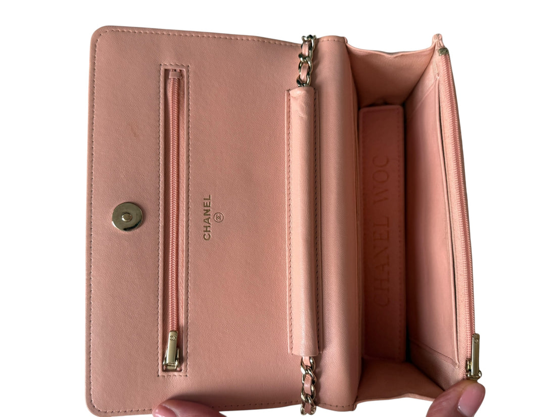 CHANEL WOC Wallet on Chain aus nudefarbenem Lammleder und goldfarbener Hardware.