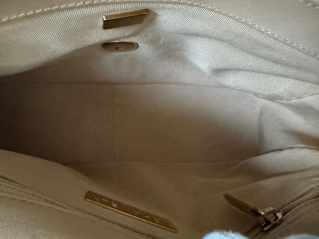 Chanel 19 small in beige mit Gold- Silber- Rutheniumfarbenes Metall. Griff und Schulterkette.