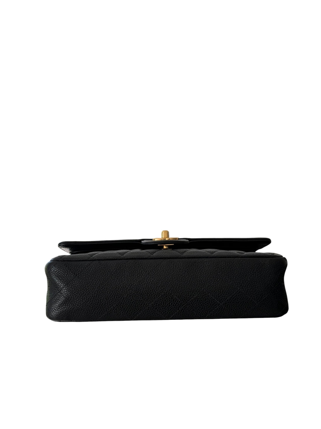 Chanel Classic Timeless Double Flap Bag Medium aus schwarzem Caviarleder und goldfarbener Hardware. Bordeauxfarbenes Innenfutter. Masse: 25x16x6,5 cm. Herstellungsjahr 2014. Loveletterfach. 2 Innenfächer. 1 Aussenfach. Sehr guter Zustand. Inklusive Entrup