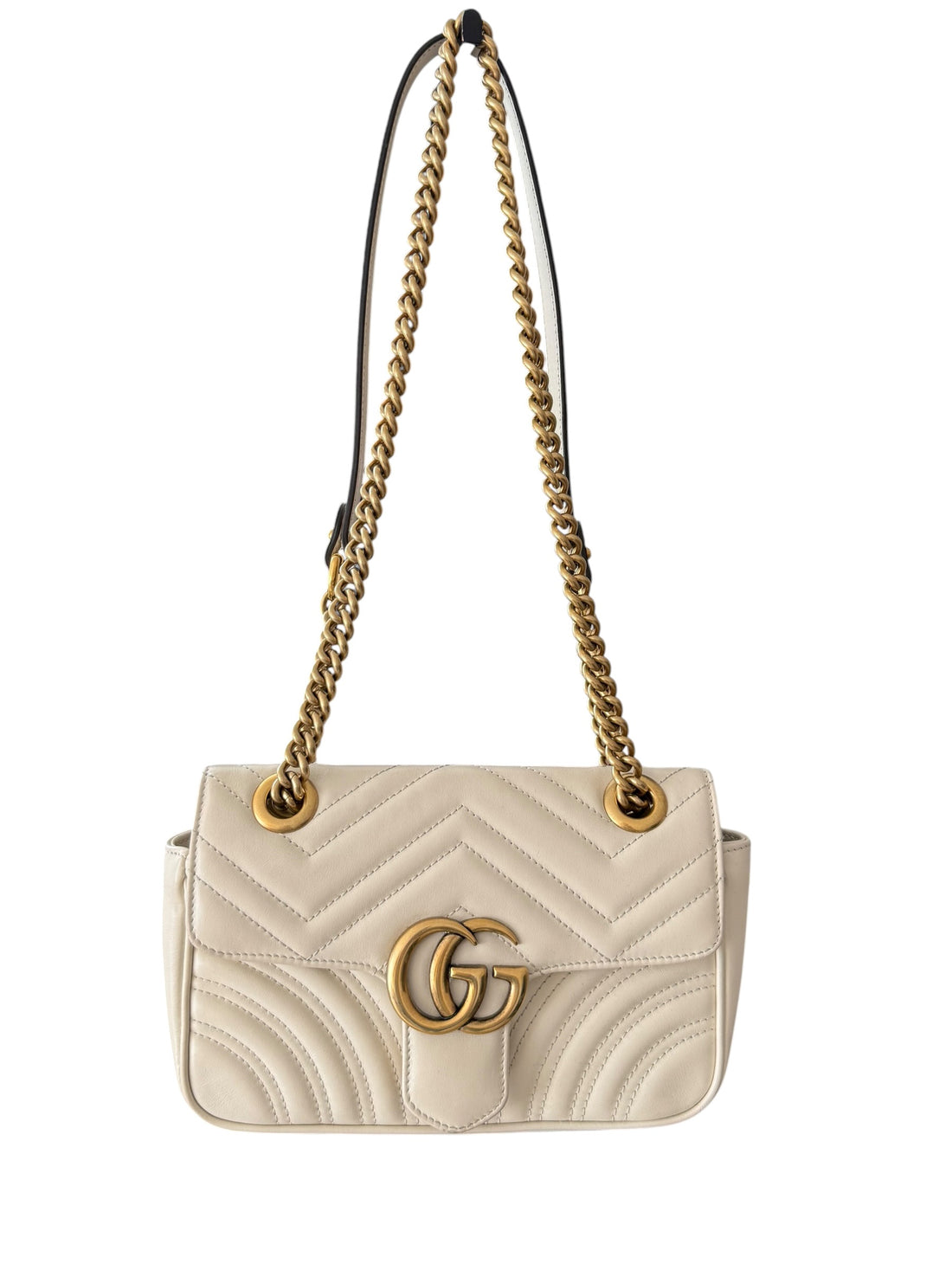 Gucci Marmont Schultertasche Small in der Farbe Creme mit goldfarbener Hardware.
