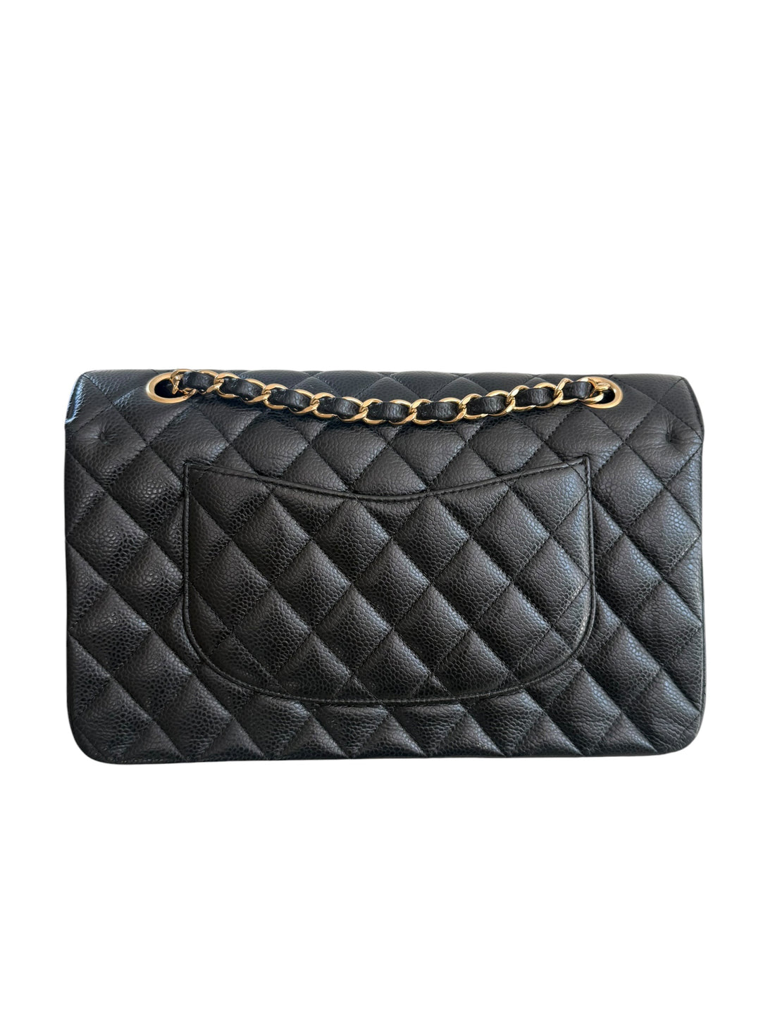 CHANEL Medium Classic Double Flap Bag aus schwarzem Kaviarleder und goldfarbener Hardware. Bordeauxfarbenes Innenfutter