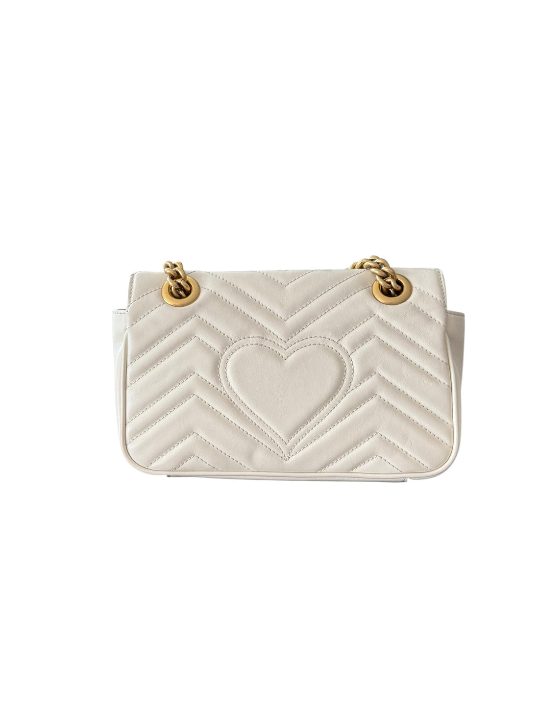 Gucci Marmont Schultertasche Small in der Farbe Creme mit goldfarbener Hardware.