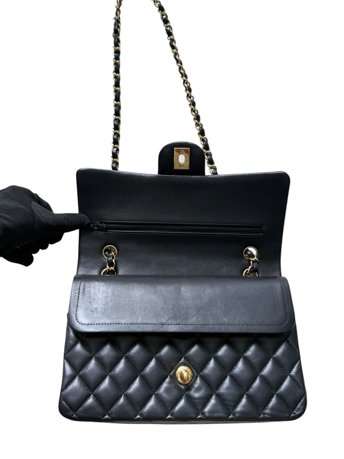 Chanel Medium Classic Double Flap Bag aus schwarzem Lammleder und goldfarbener Hardware. Bordeauxfarbenes Innenfutter