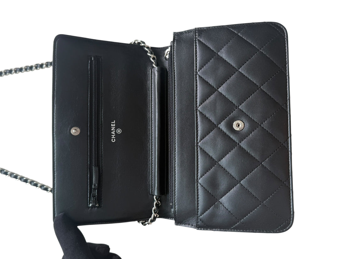 CHANEL WOC Wallet on Chain aus schwarzem Lammleder und silberfarbener Hardware