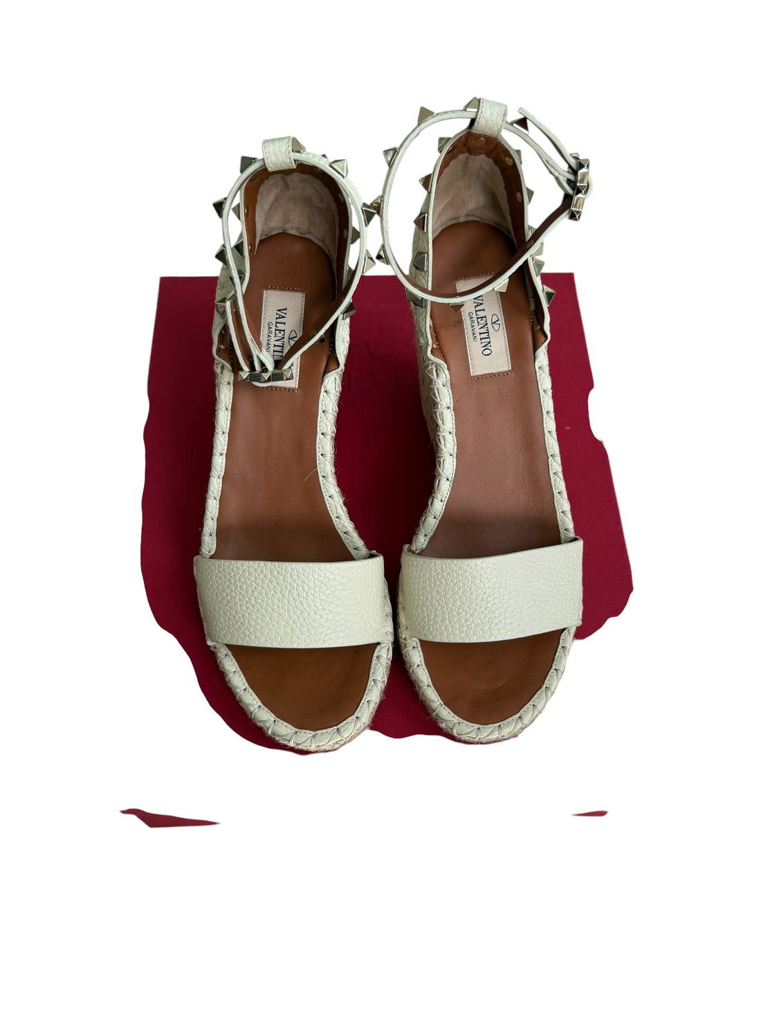 Valentino Garavani Rockstud Espadrille-Wedges aus cremefarbenem, gekörntem Leder. Grösse 38.