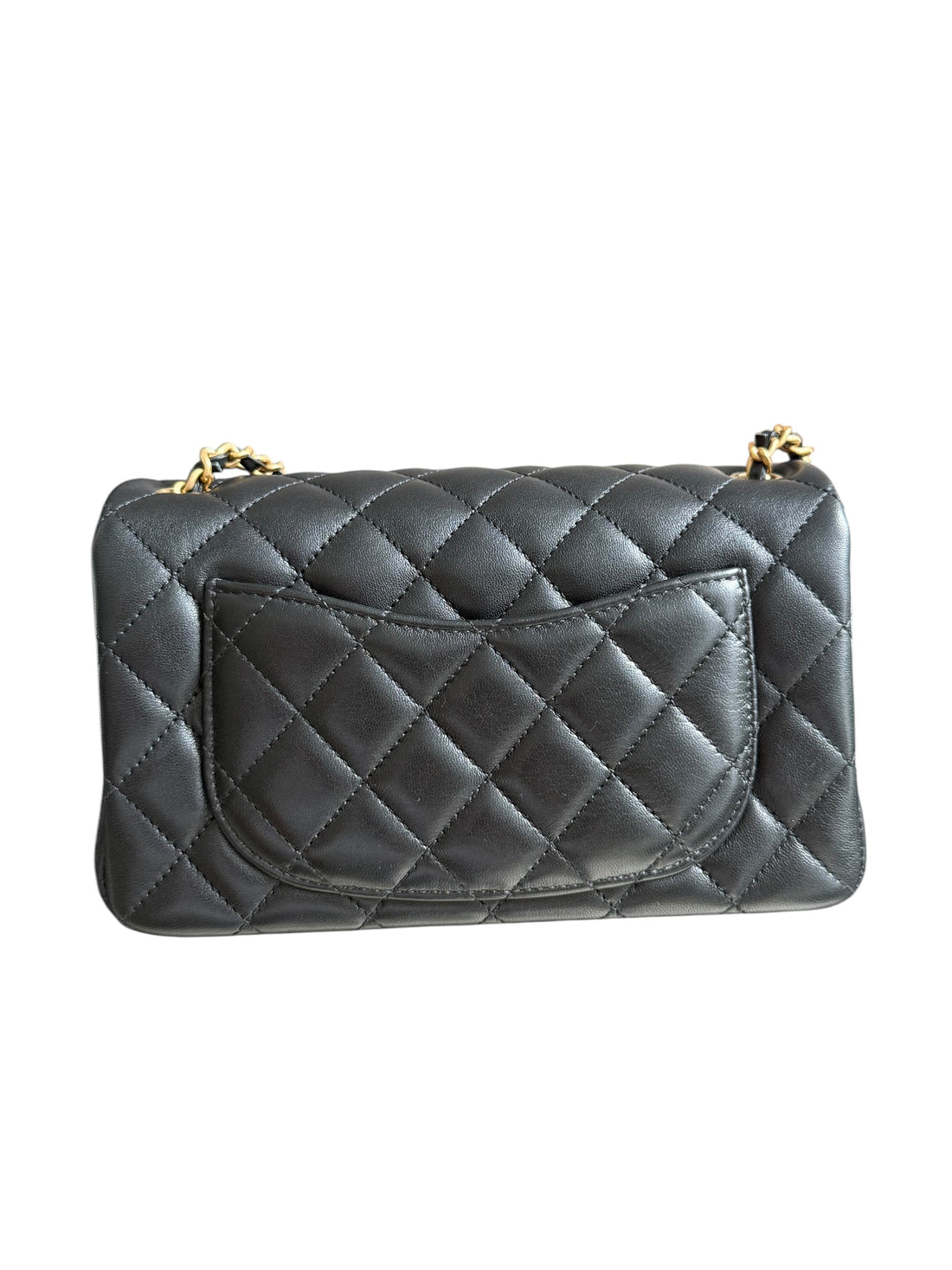 Chanel Pearl Crush Mini Flap Bag ist aus schwarzem Lammleder und zeichnet sich durch goldene Hardware sowie eine verstellbare Kette mit einer ikonischen Perlenkugel aus.