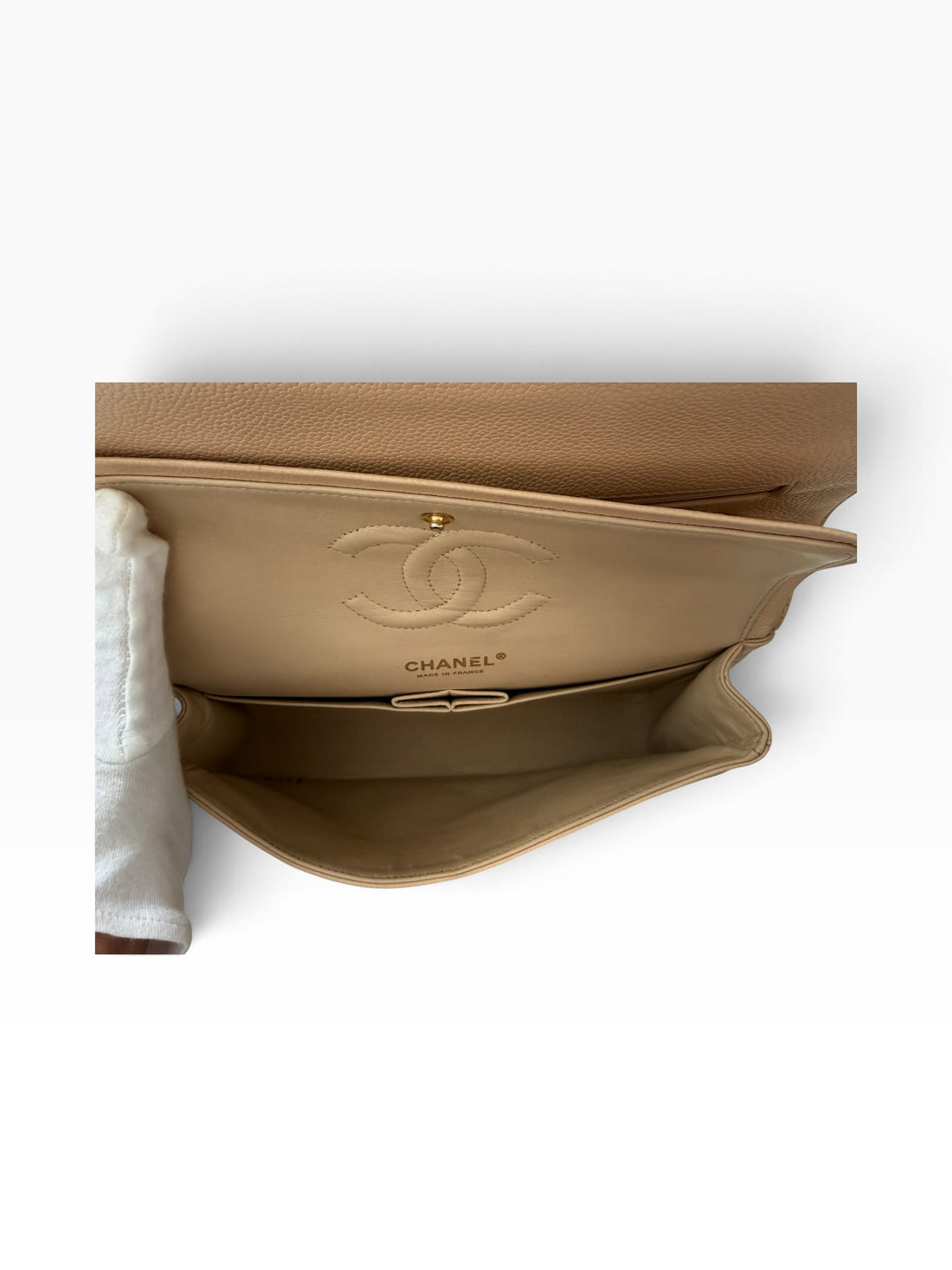 Diese Chanel Classic Medium Double Flap Bag ist aus beigem Kaviarleder gefertigt und verfügt über eine charakteristische Rautensteppung.