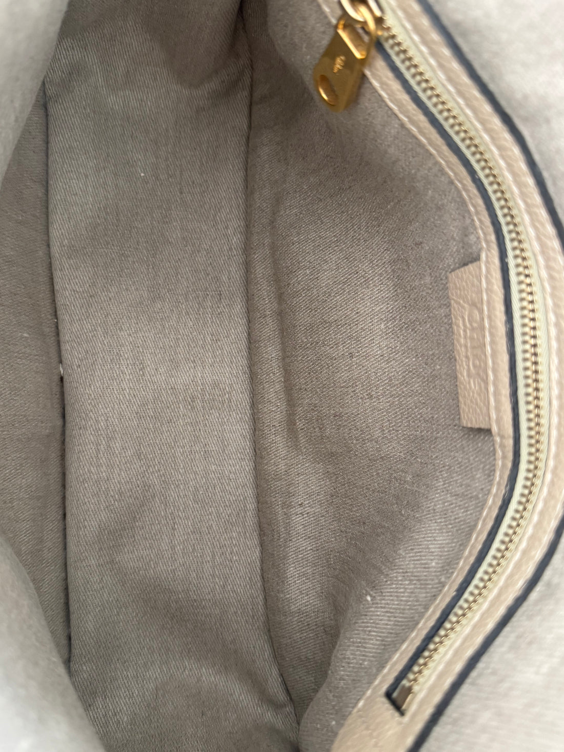 Chloé Marcie Bag in einem santen Taupe / Beigeton aus genarbtem Kalbsleder mit charakteristischen handgewickelten Henkeln und goldfarbenen Metallbeschlägen