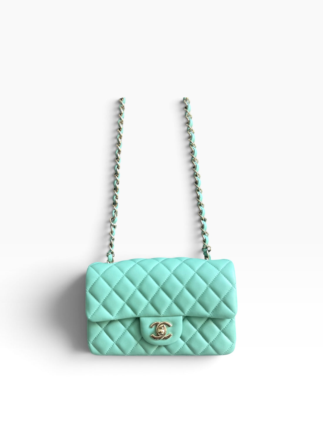 Chanel Mini Classic Flap aus Lamm-Leder mit light-goldfarbener Hardware in der Farbe Mintgrün / Pastellgrün