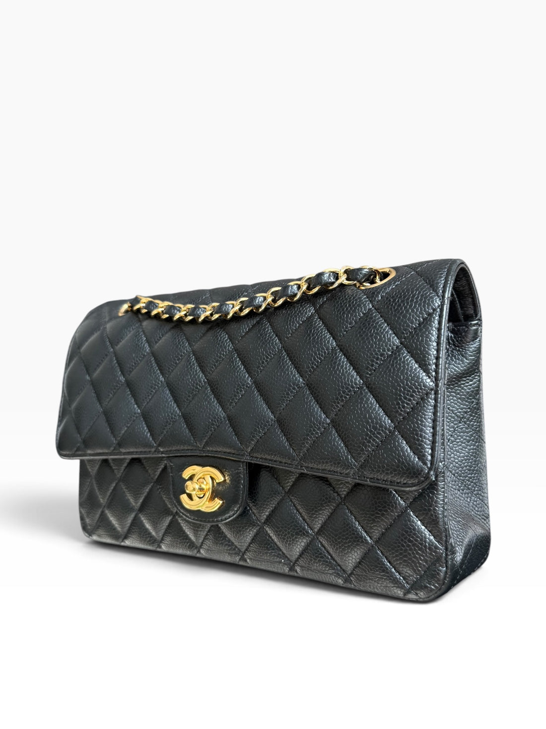 Sac Classic Double Flap moyen CHANEL en cuir caviar noir et bijouterie dorée.
