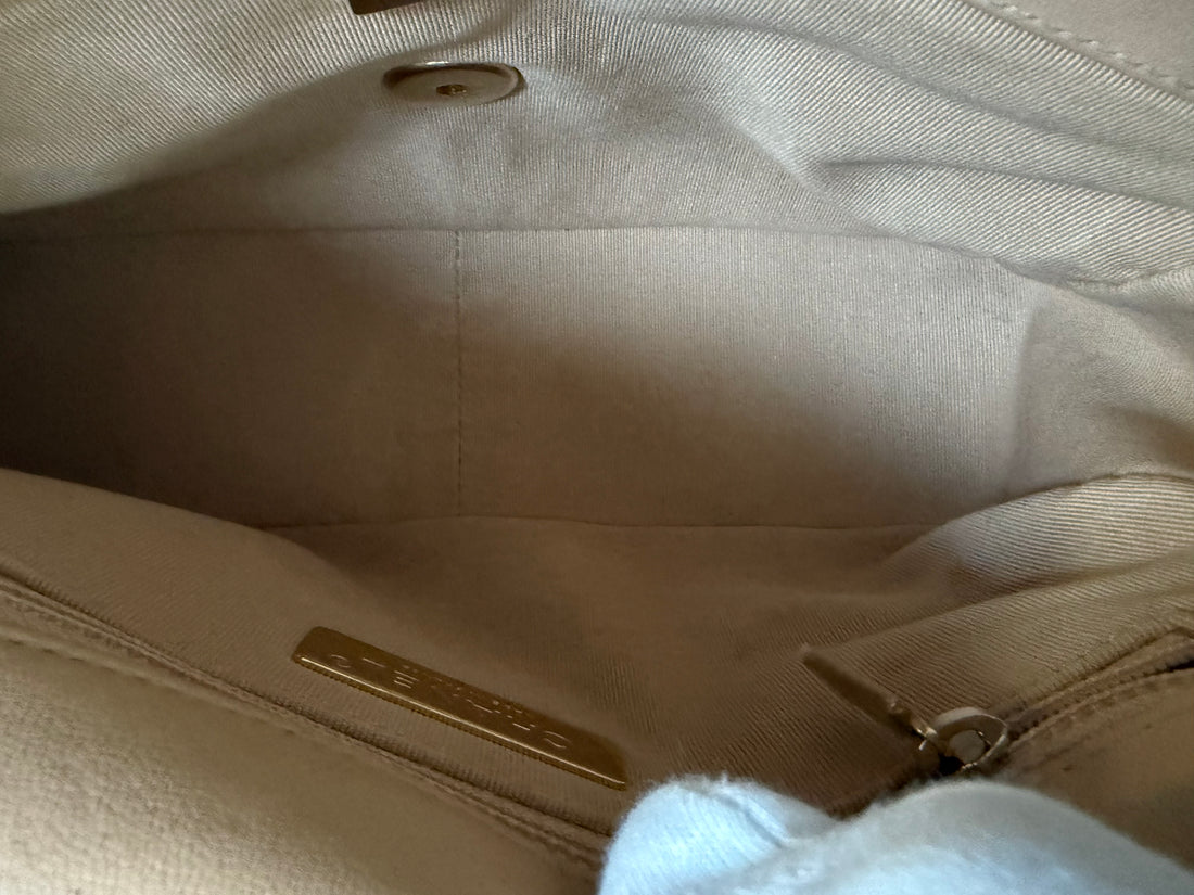 Chanel 19 small in beige mit Gold- Silber- Rutheniumfarbenes Metall. Griff und Schulterkette.