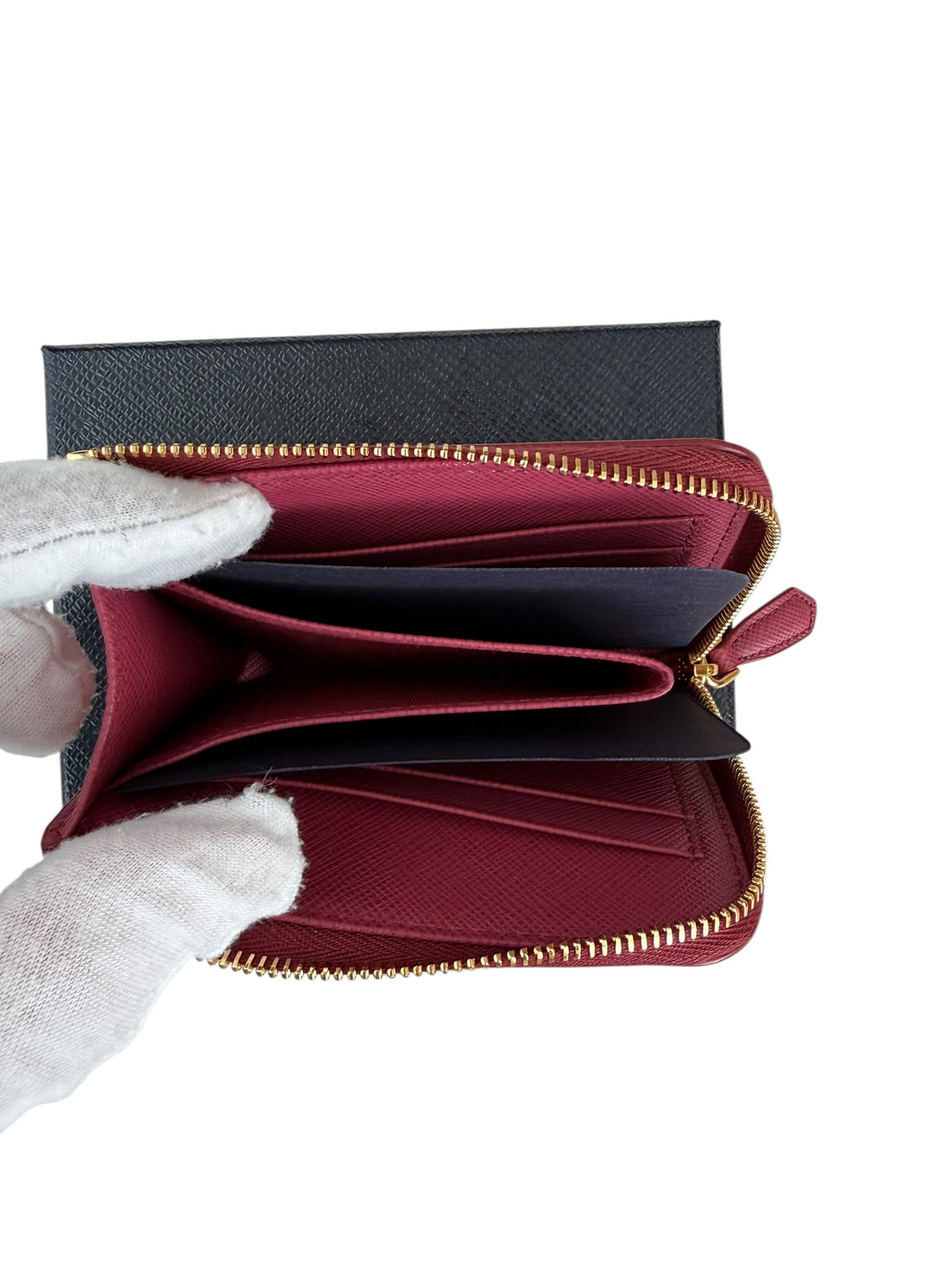 Die Prada Geldbörse aus Saffiano-Leder in der Farbe Himbeerrot