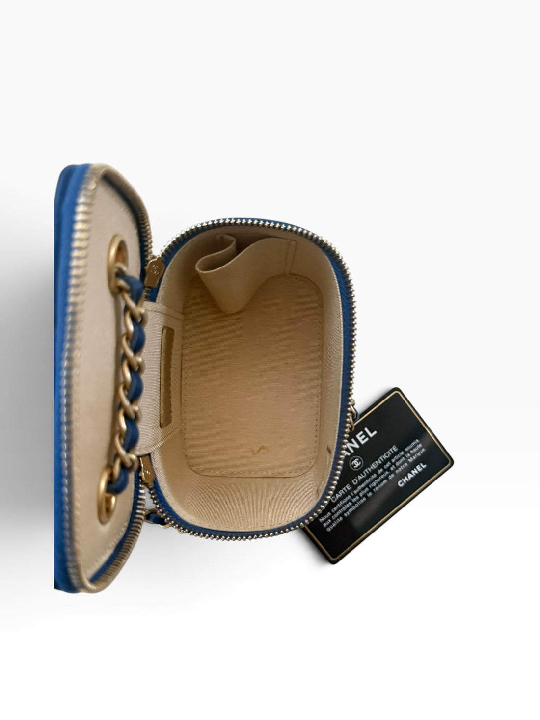 CHANEL Pearl Crush Mini Vanity Bag mit verstellbarer Kette in der Farbe Blau.