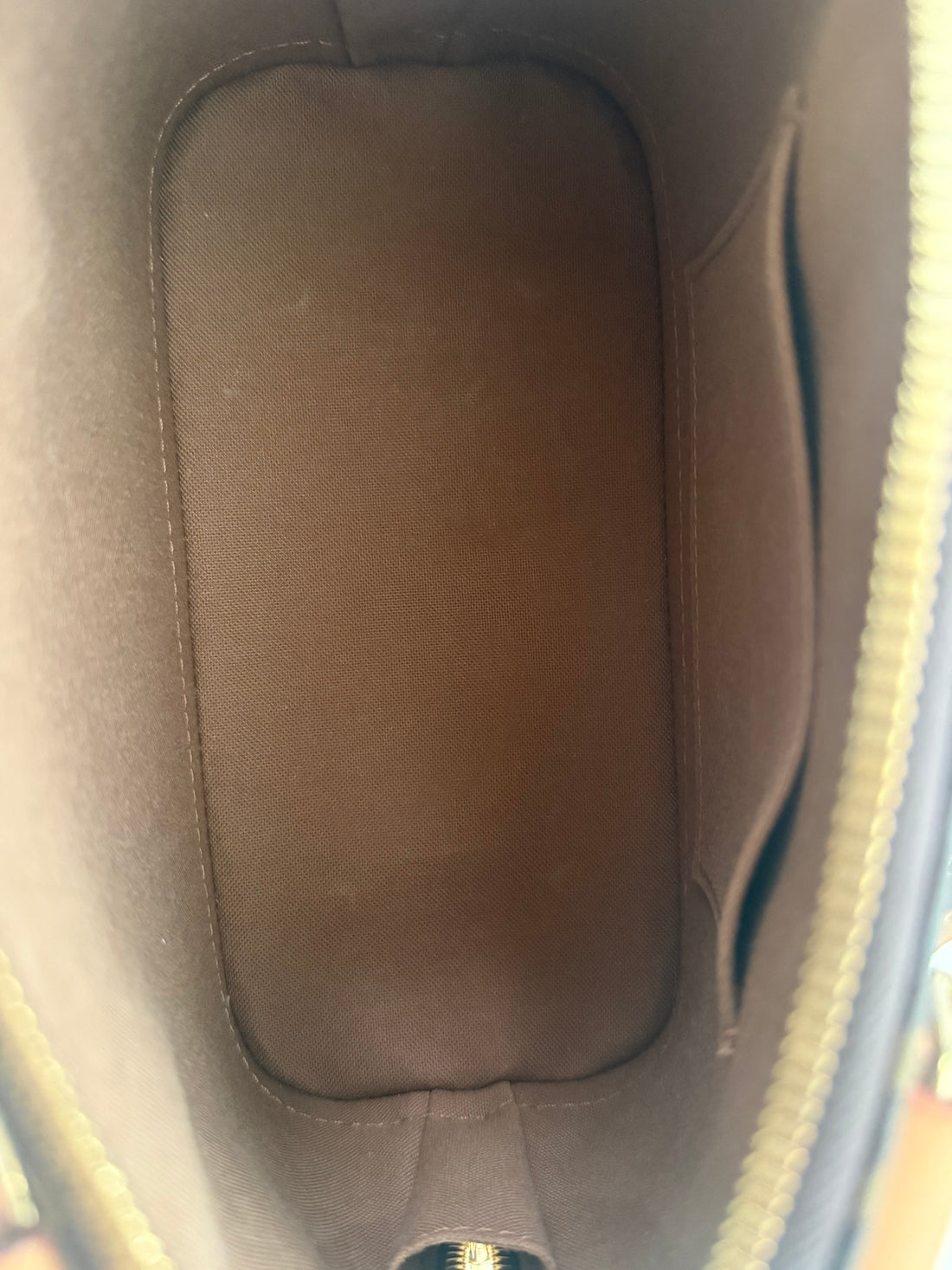 Louis Vuitton Alma BB in tela Monogram con tracolla rimovibile. Tela Monogram rivestita