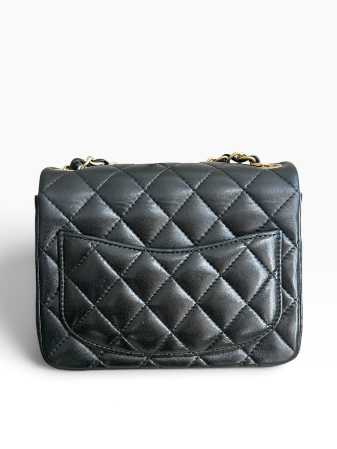 Chanel Classic Flap Bag Mini Square aus schwarzem Lammleder mit goldfarbenem Metall.