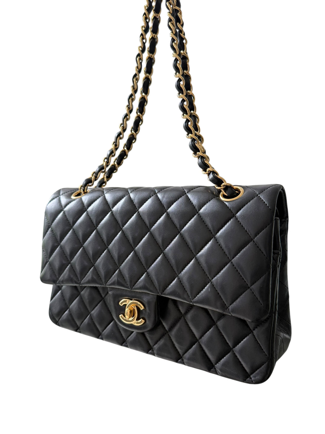 Chanel Medium Classic Double Flap Bag aus schwarzem Lammleder und goldfarbener Hardware. Bordeauxfarbenes Innenfutter