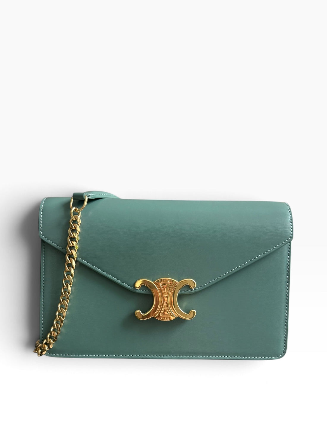 CELINE Wallet on Chain Margo in der Farbe Celadon mit abnehmbarer Schulterkette.